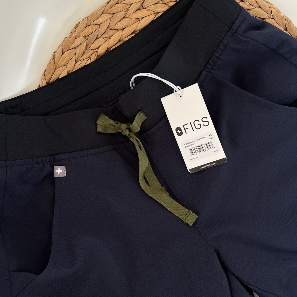 NWT Quiet Navy Figs Scrubs Set (Petite, XS)